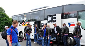 Čeští hokejisté v čele s Jágrem jsou na místě