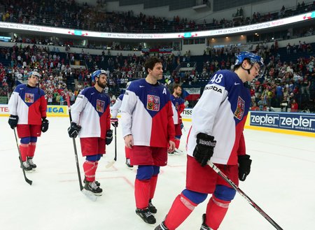 Smutní Češi po prohraném zápase o bronz. Vpravo Tomáš Hertl, za ním Jaromír Jágr