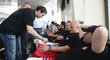 Jaromír Jágr před odletem v Minsku podepisuje reprezentační dresy