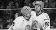 Jiří Lála (vpravo) oslavuje svou trefu Kanadě se spoluhráčem Jiřím Šejbou. Díky nim českoslovenští hokejisté v Praze v roce 1985 slavili titul mistrů světa.