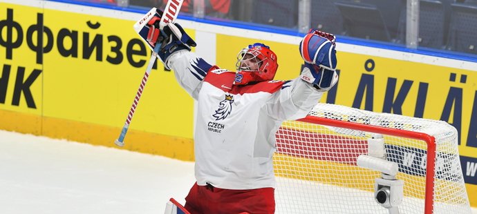 Radost Patrika Bartošáka. Čeští hokejisté porazili ve čtvrtfinále světového šampionátu v Bratislavě Německo 5:1 a po čtyřech letech postoupili do závěrečných zápasů o medaile.