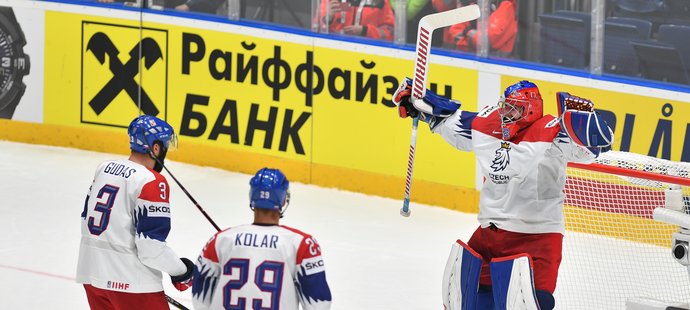 Radost Patrika Bartošáka. Čeští hokejisté porazili ve čtvrtfinále světového šampionátu v Bratislavě Německo 5:1 a po čtyřech letech postoupili do závěrečných zápasů o medaile. 