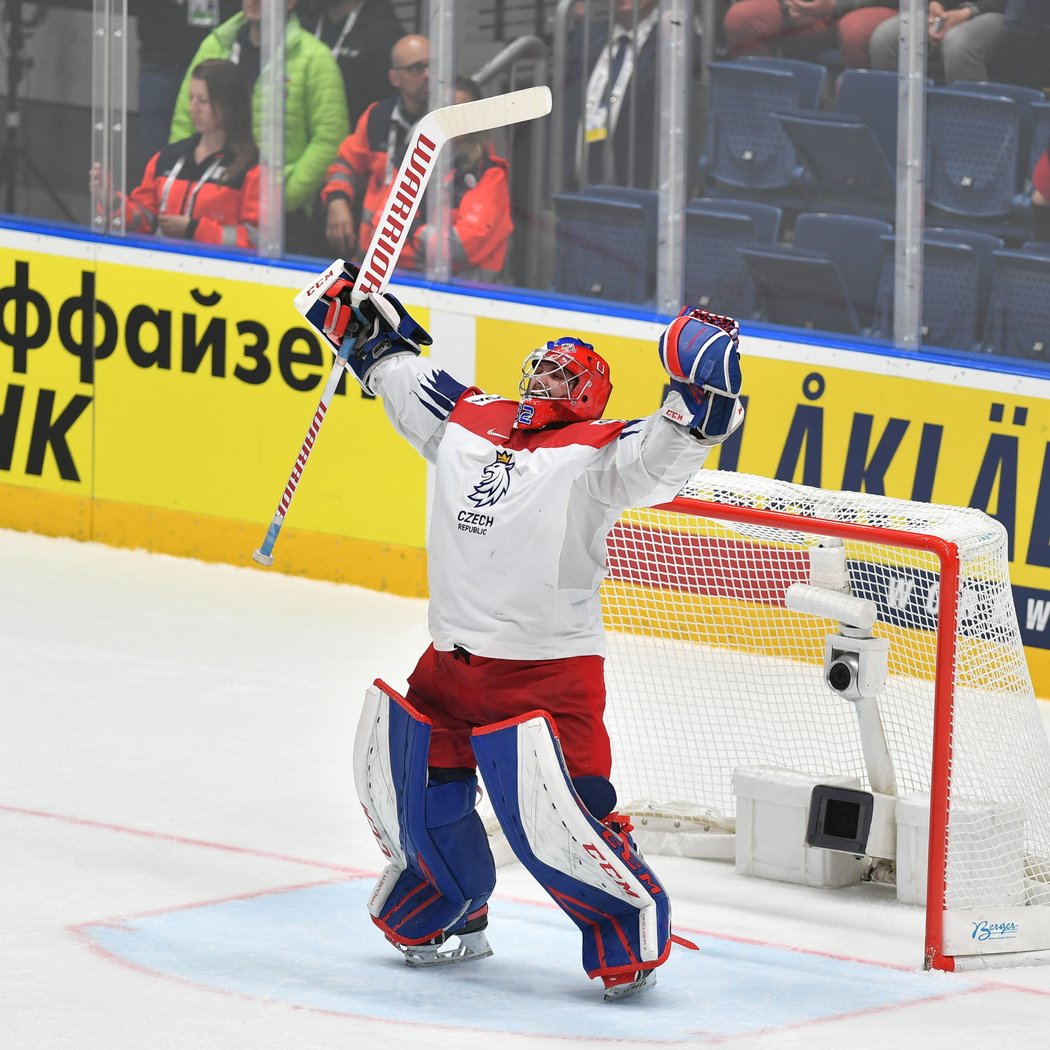 Radost Patrika Bartošáka. Čeští hokejisté porazili ve čtvrtfinále světového šampionátu v Bratislavě Německo 5:1 a po čtyřech letech postoupili do závěrečných zápasů o medaile. 