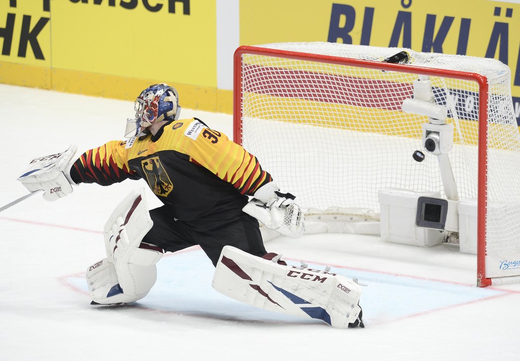 Německý brankář Philipp Grubauer na skrytou střelu Jana Kováře zareagovat nedokázal.