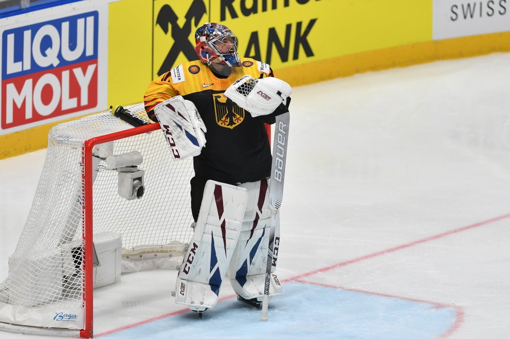 Německý brankář Philipp Grubauer na dorážku Jakuba Voráčka nedosáhl.