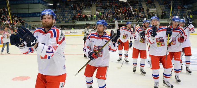 Čeští hokejisté děkují za podporu fanouškům po utkání s Norskem, které se hrálo v Chomutově