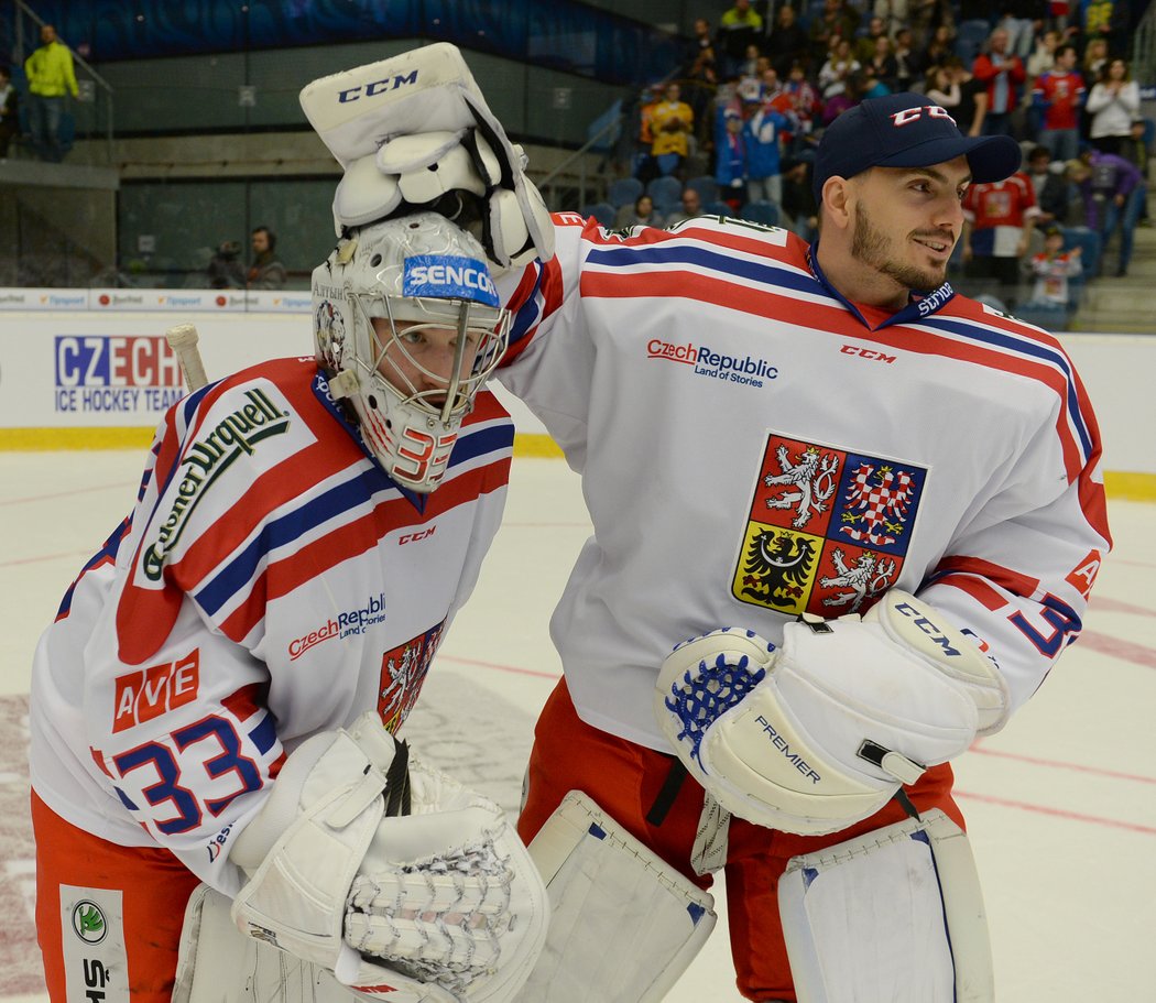 Čeští gólmani hokejové reprezentace Pavel Francouz a Matěj Machovský