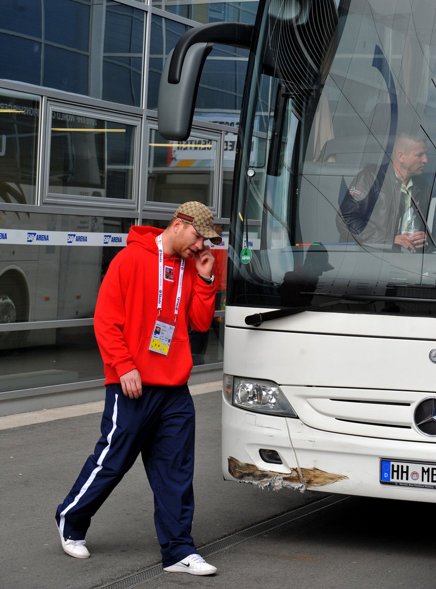 Jiří Novotný přichází k nabouranému autobusu.