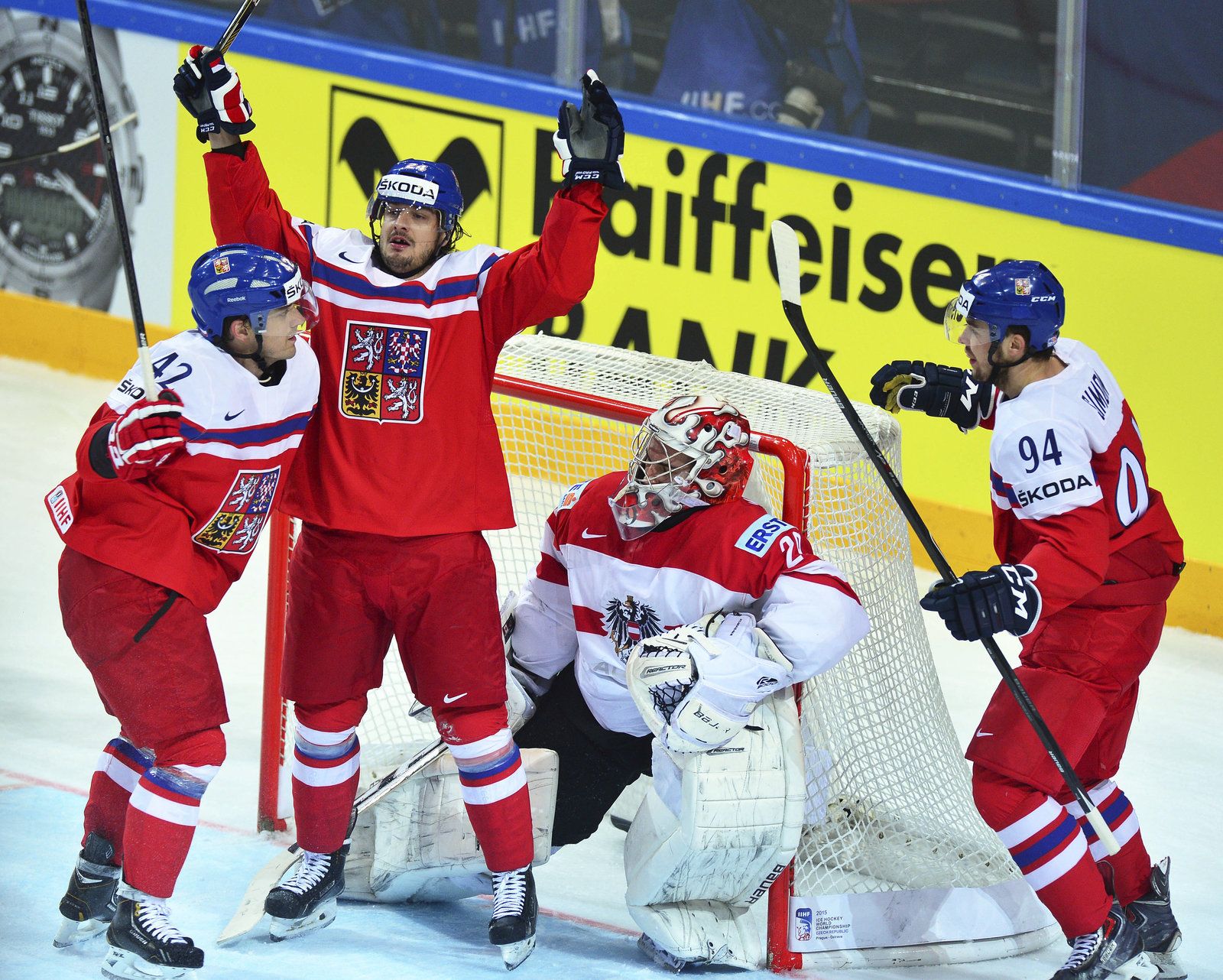 Češi se radují. MartinZaťovič právě vstřelil uklidňující druhý gól Češi se radují. MartinZaťovič právě vstřelil uklidňující druhý gól