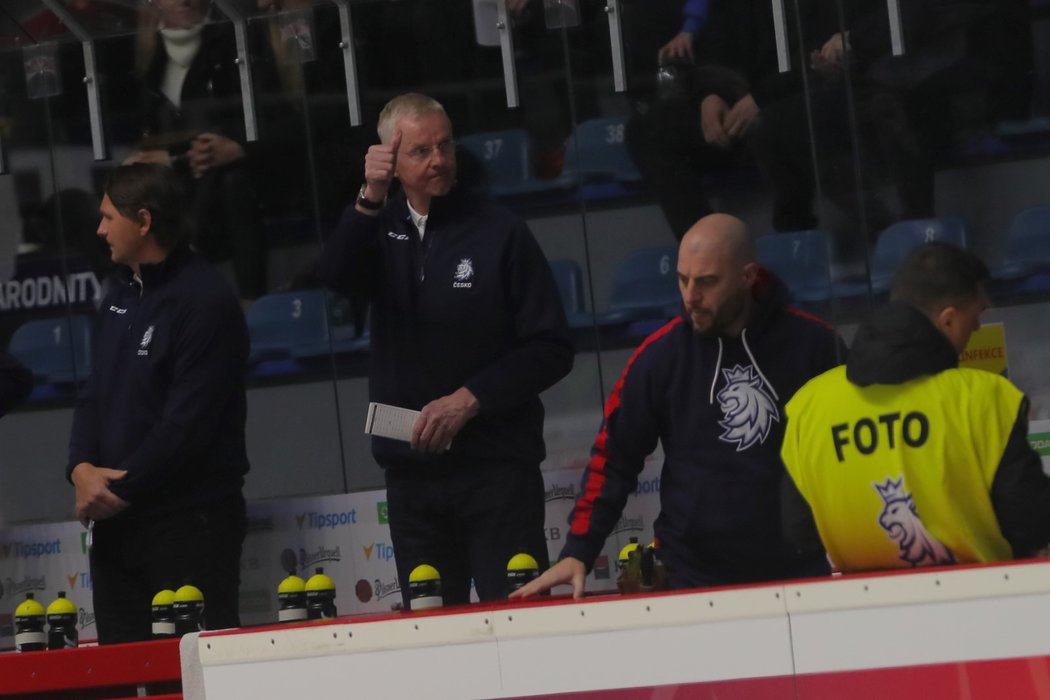 Finský kouč Kari Jalonen na lavičce české hokejové reprezentace během utkání proti Rakousku