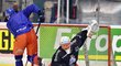 Šimon Hrubec zasahuje na tréninku české hokejové reprezentace proti Jakubu Galvasovi