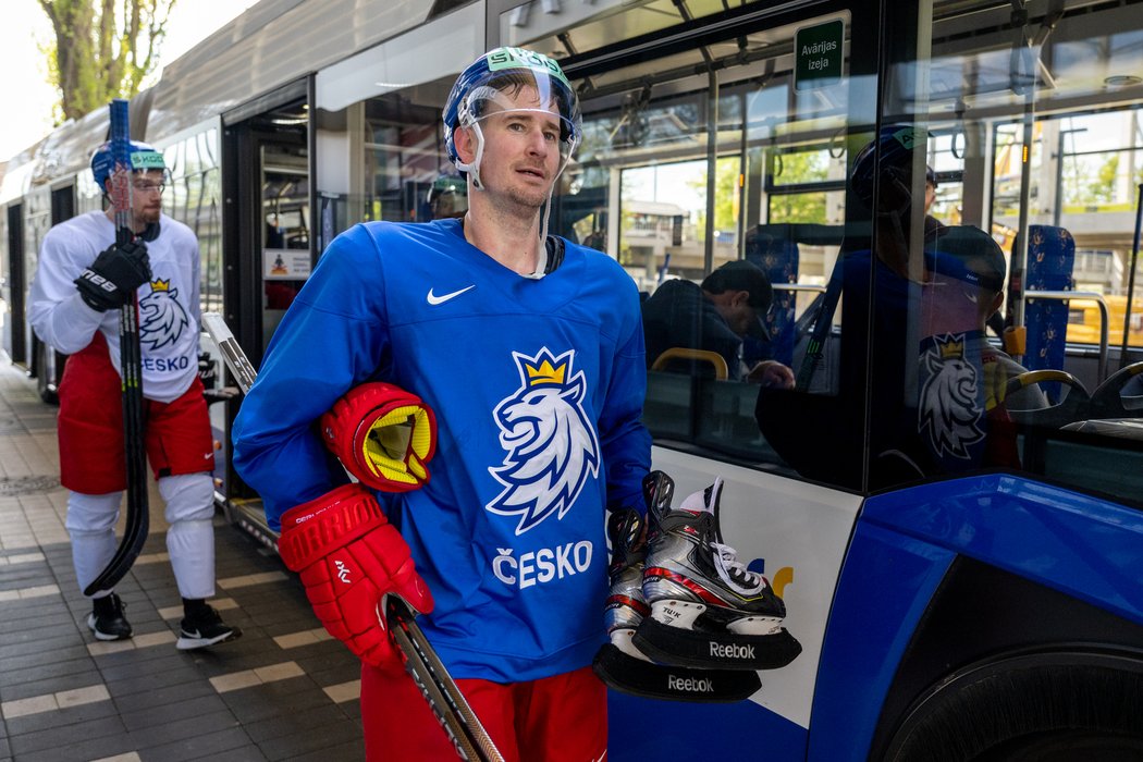 Roman Červenka z ČR (vpředu) nastupuje po tréninku do autobusu, který odveze hráče zpět do ze kabiny v Riga Areně