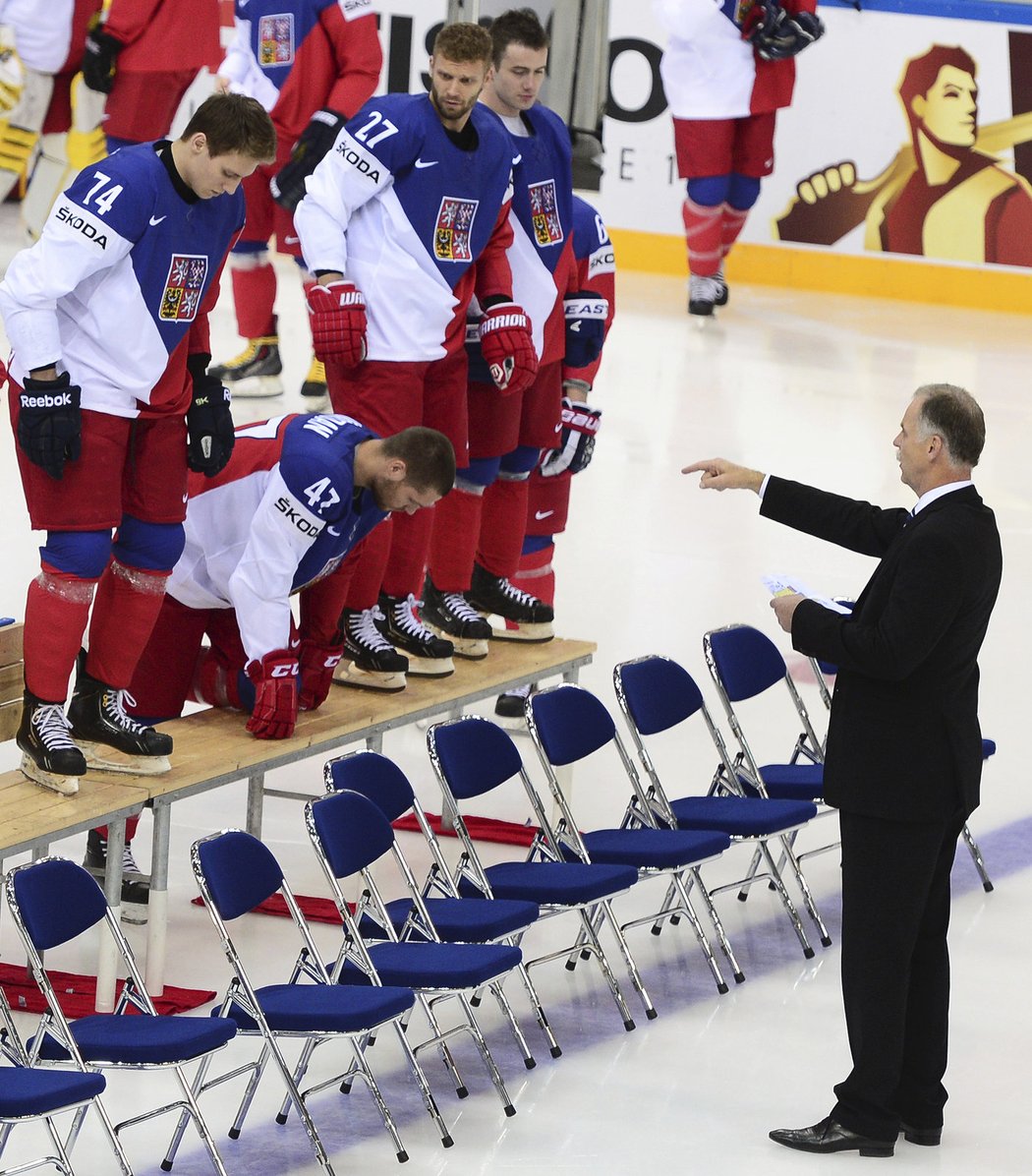 Reprezentační manažer Slavomír Lener diriguje hráče při oficiálním focení pro hokejový šampionát v Minsku