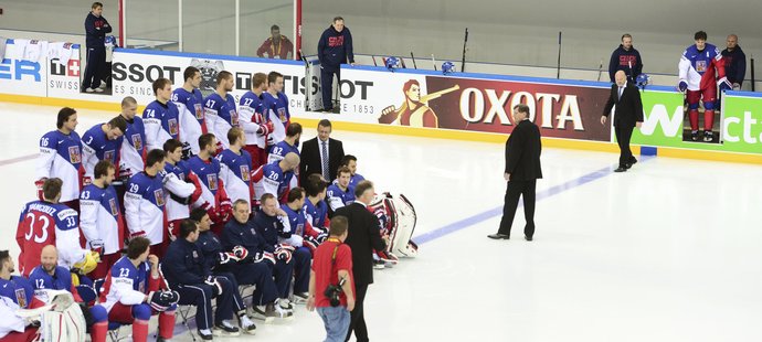 Přípravy vrcholí. Takhle probíhalo oficiální focení národního týmu na hokejovém šampionátu v Bělorusku