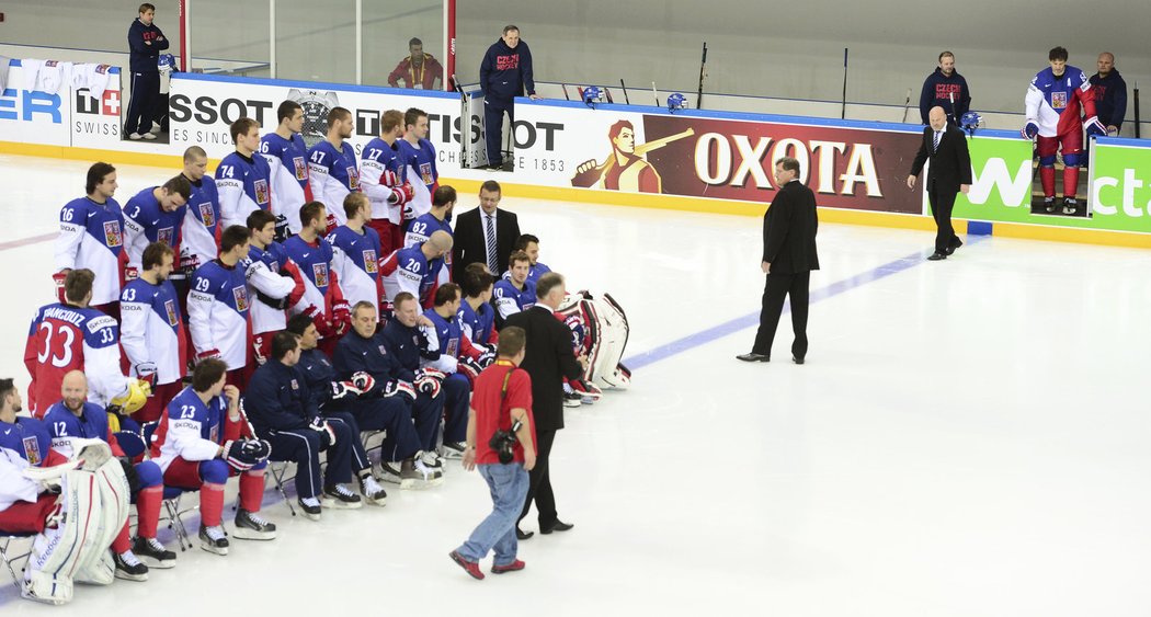 Přípravy vrcholí. Takhle probíhalo oficiální focení národního týmu na hokejovém šampionátu v Bělorusku