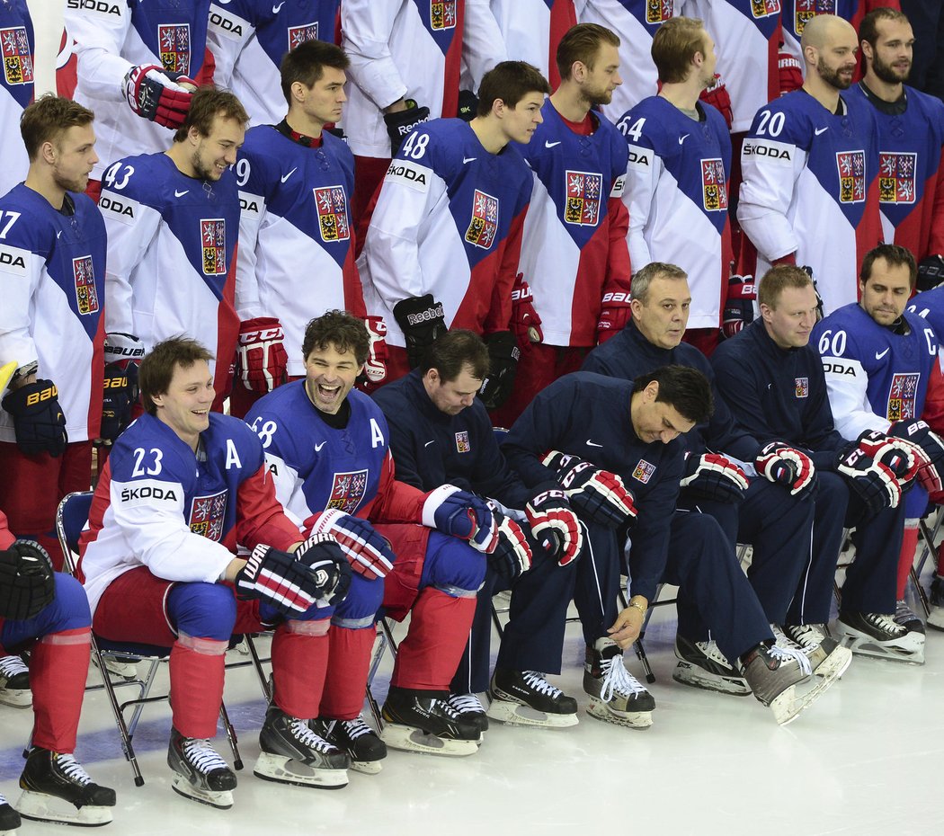 Česká hokejová reprezentace při focení na hokejovém šampionátu v Minsku, v první řadě seděli trenéři i Jaromír Jágr