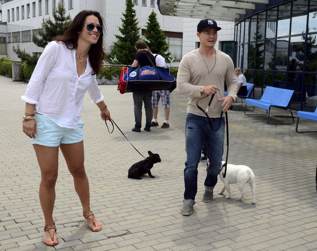 Útočník českého hokejového týmu Jiří Hudler s přítelkyní po příletu z Minsku Útočník českého hokejového týmu Jiří Hudler s přítelkyní po příletu z Minsku