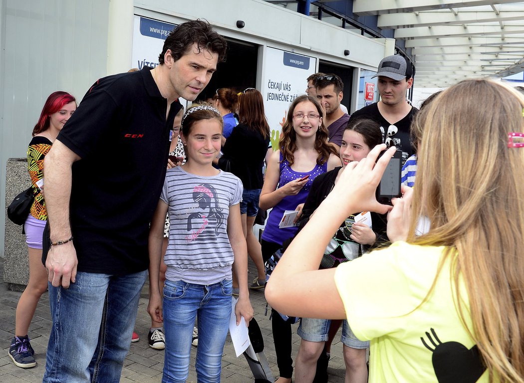 Jaromír Jágr se fotí s fanoušky po příletu z hokejového šampionátu do Prahy