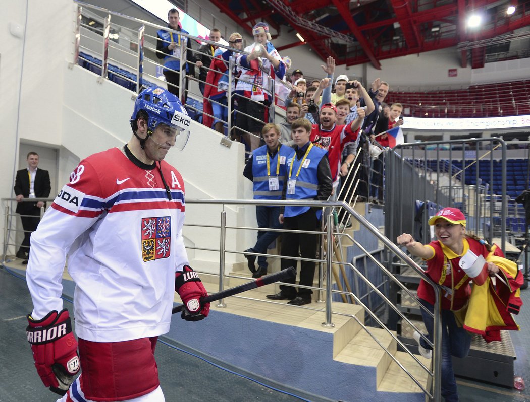 Jaromír Jágr přichází na led běloruské arény během čtvrtfinále s USA