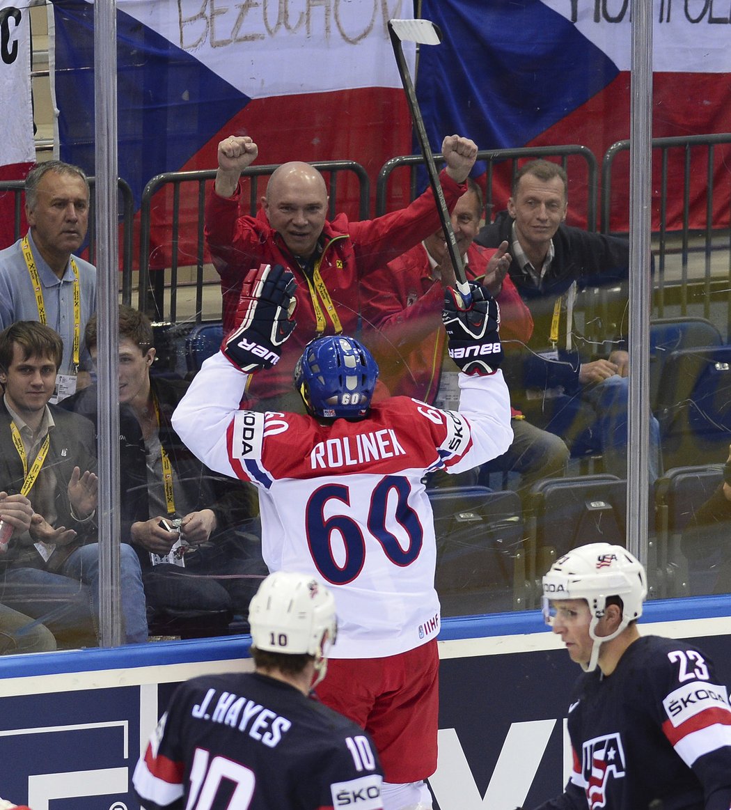 Český kapitán Tomáš Rolinek slaví vyrovnávací trefu s USA na 1:1. Češi v dramatickém čtvrtfinále světového šampionátu v Bělorusku zvítězili 4:3 a po dvouleté pauze postoupili do závěrečných bojů o medaile.