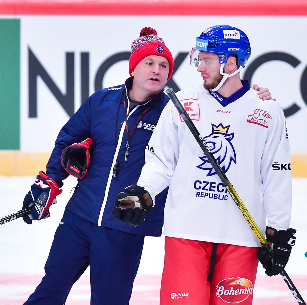 Asistent trenéra české hokejové reprezentace Robert Reichel v diskuzi s Tomášem Zohornou