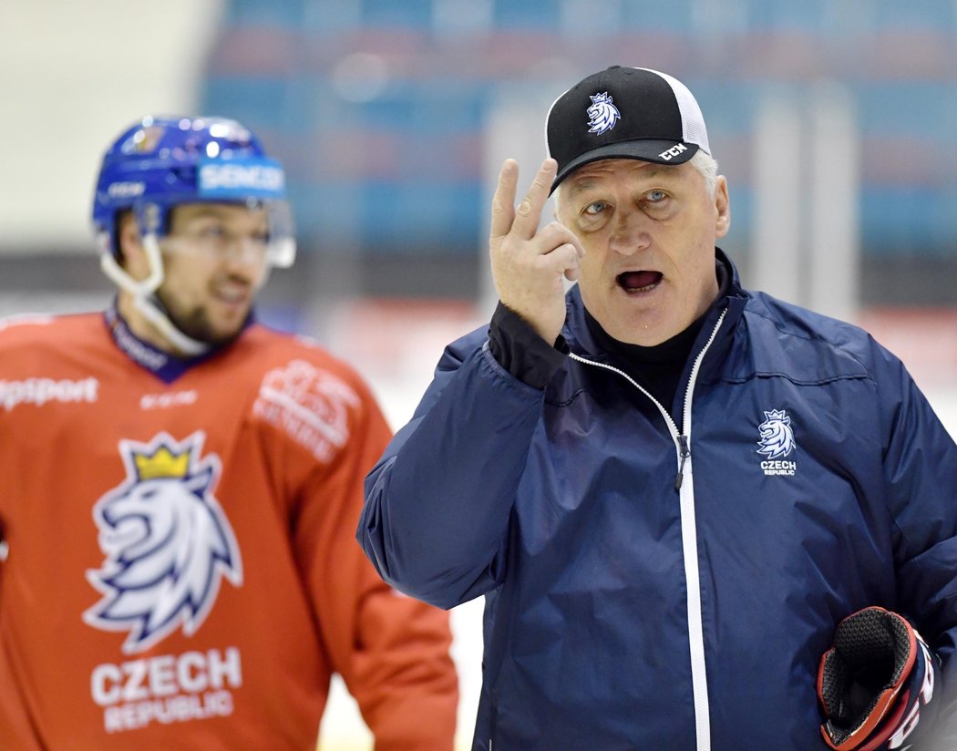 Trenér české hokejové reprezentace Miloš Říha, v pozadí Jan Kovář