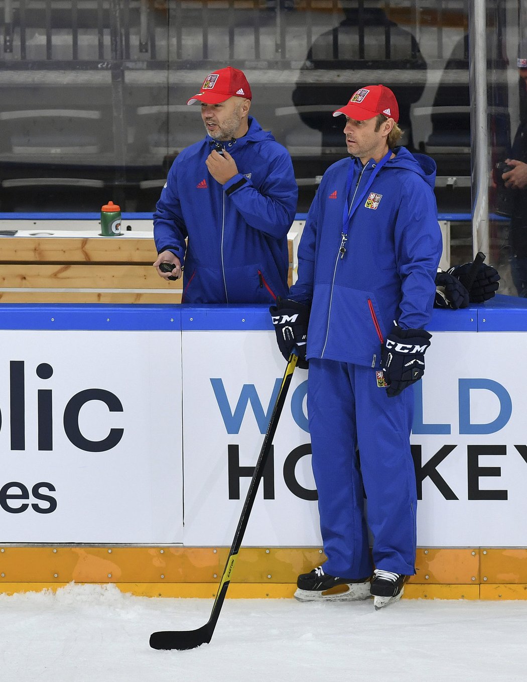 Asistenti trenéra české hokejové reprezentace Jiří Kalous a Václav Prospal