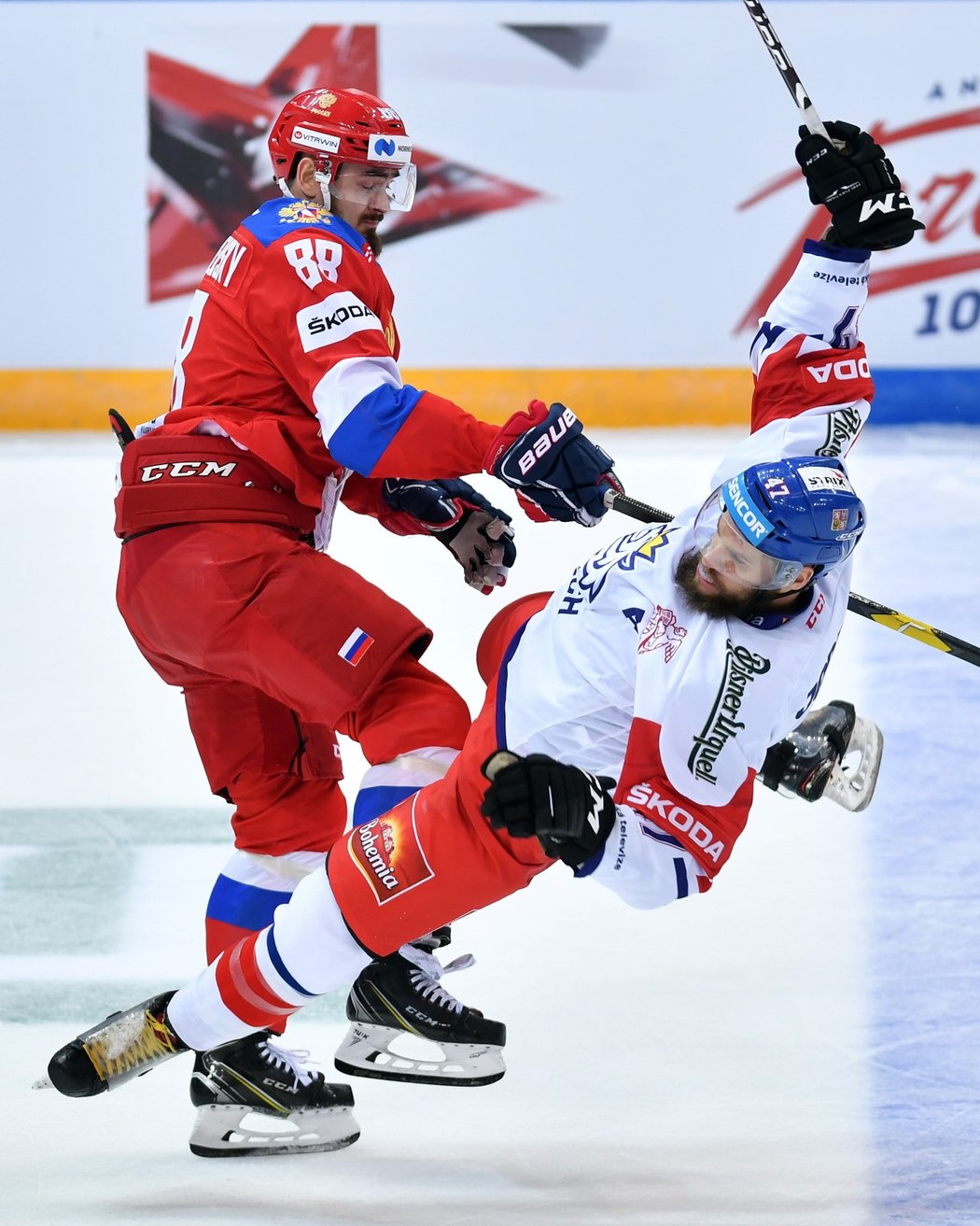 Zatímco Jordán hrál loni v KHL, jeho žena si přivodila zranění během koňské vyjížďky. Na snímku s Arťomem Blažijevskim