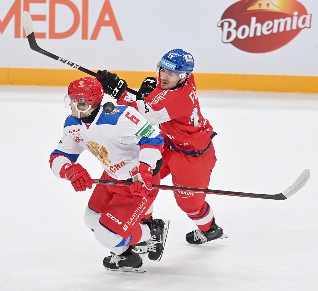 Jakub Flek (v červeném) v utkání Karjala Cupu proti Rusku