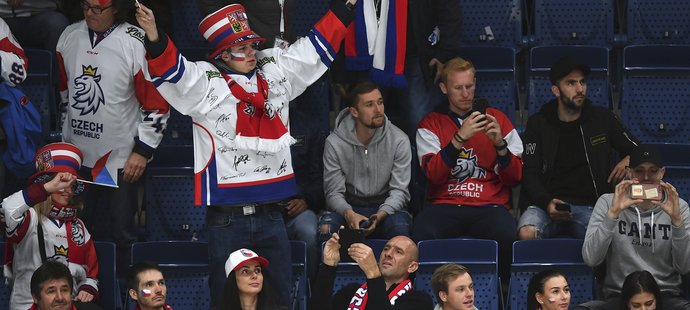 Bývalý útočník fotbalového národního týmu Jan Koller si fotí zápas Čechů s Rusy na MS v Bratislavě.