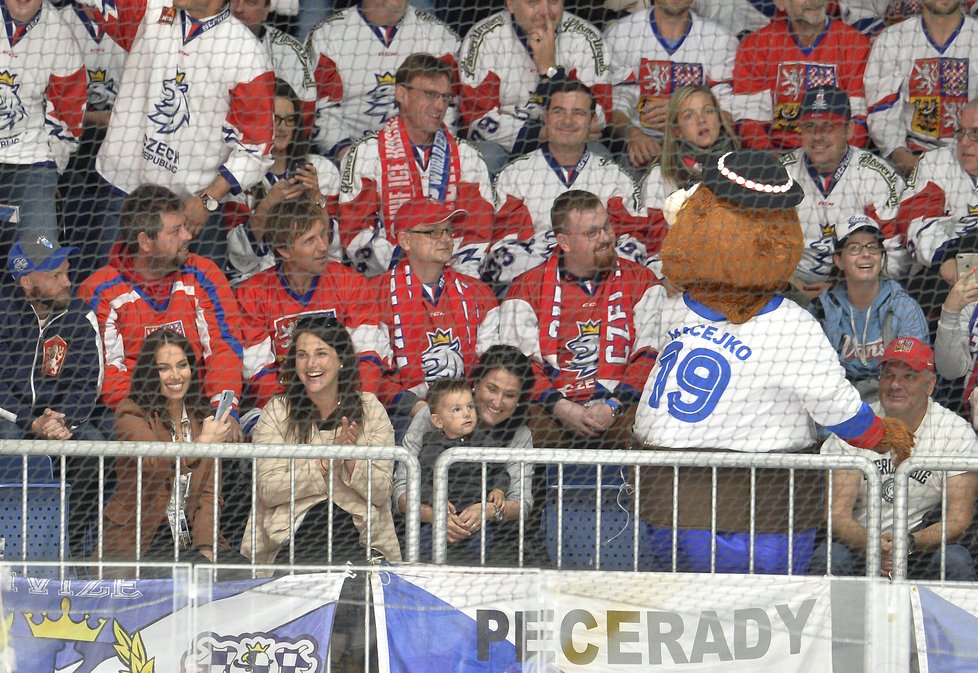 Přítelkyně Jakuba Voráčka Markéta (uprostřed) fandila českým hokejistům proti Rusku.