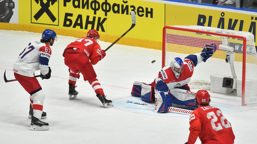 Nikita Gusev se štěstím bekhendem překonal českého brankáře Patrika Bartošáka.