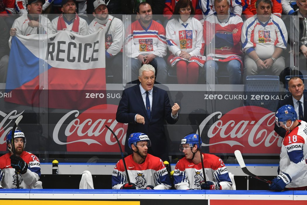 Hlavní trenér národního týmu Miloš Říha udílí svým svěřencům pokyny v zápase proti Rusku na MS.