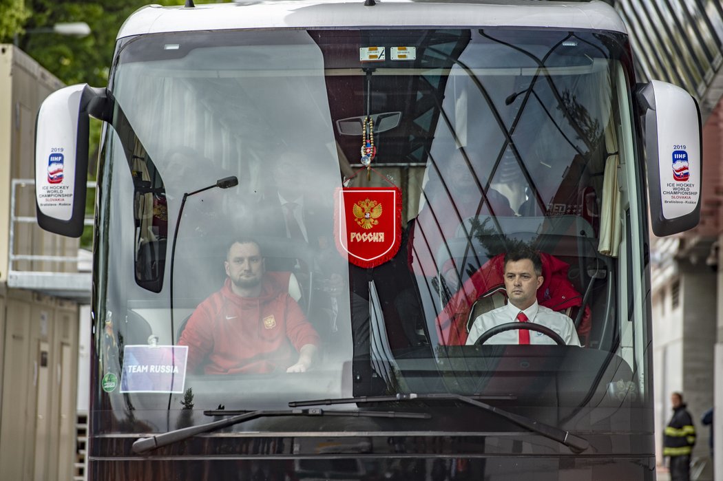 Autobus, kterým dorazili hokejisté Ruska na zápas MS proti českému týmu.