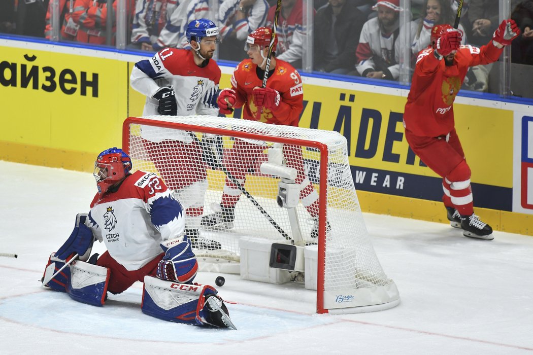 Nikita Gusev se raduje z druhé ruského gólu v brance Patrika Bartošáka.