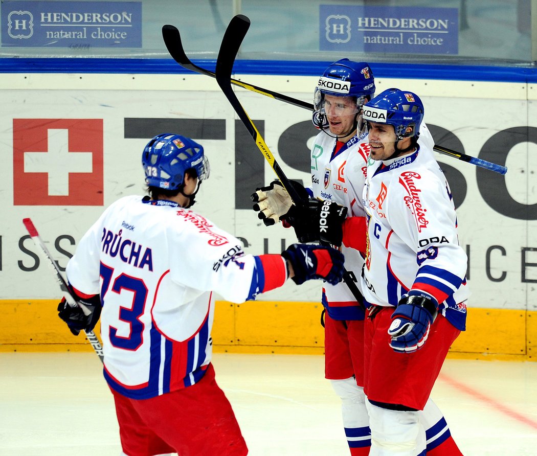 Čeští hokejisté se radují z úvodní branky utkání