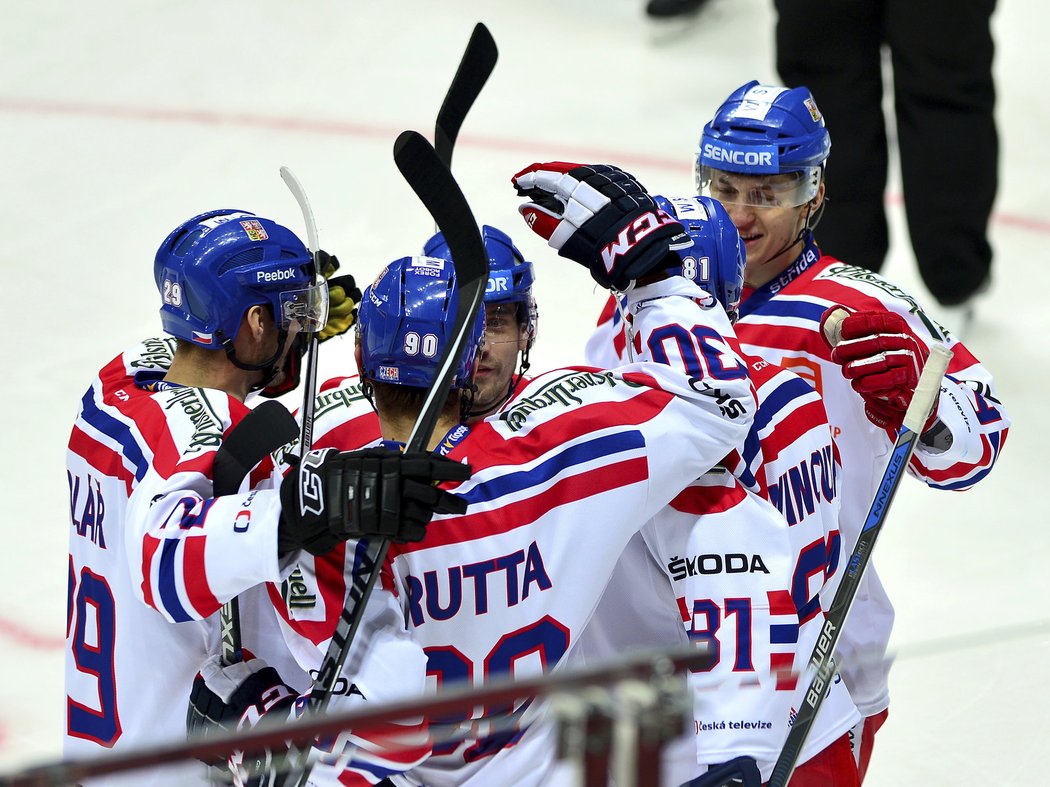 Čeští hokejisté slaví úvodní branku Tomáše Vincoura proti Rusku