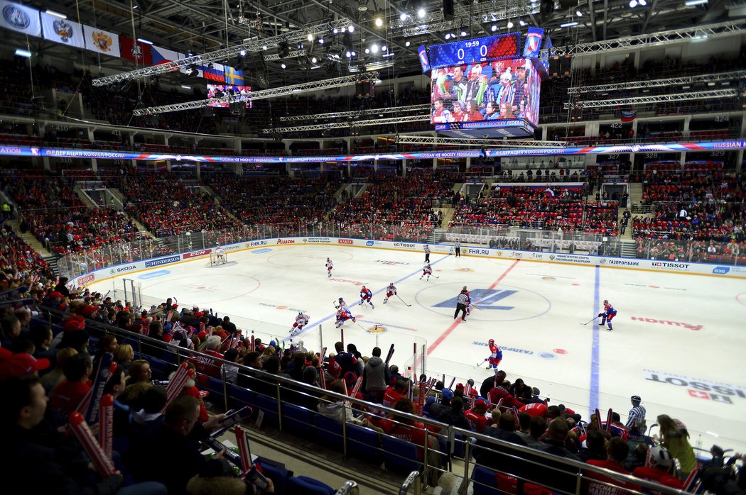 Čeští hokejisté v utkání proti domácímu Rusku.