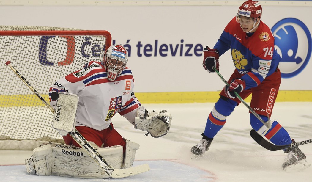 Zleva brankář Dominik Furch z Česka a Nikolaj Prochorkin z Ruska