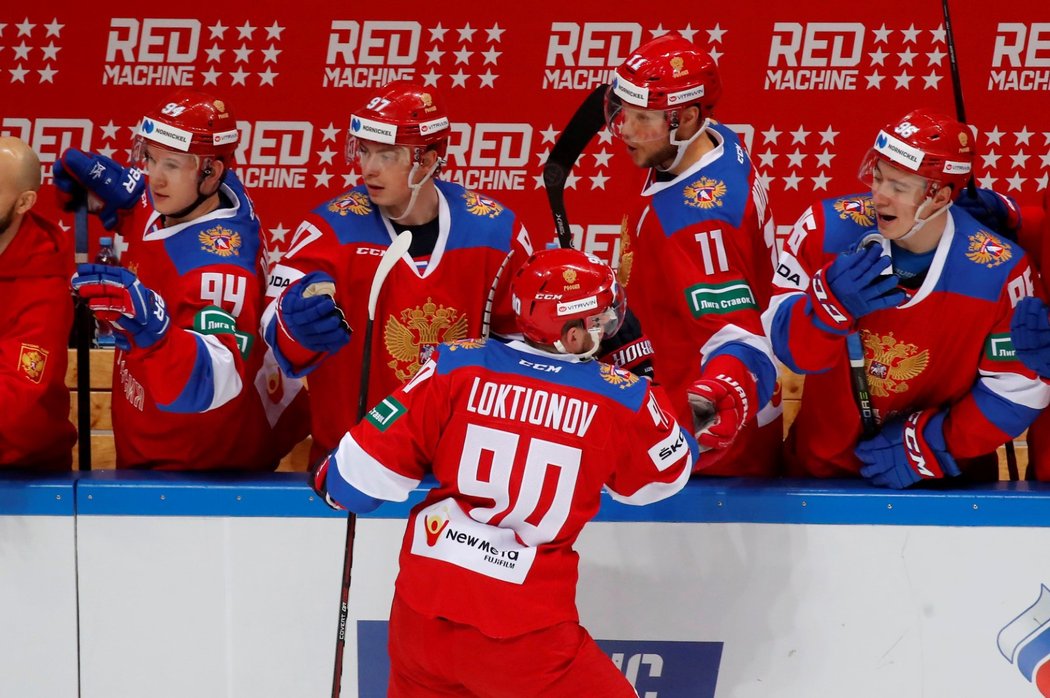 Hokejisté Ruska slaví jeden z gólů do sítě Ruska