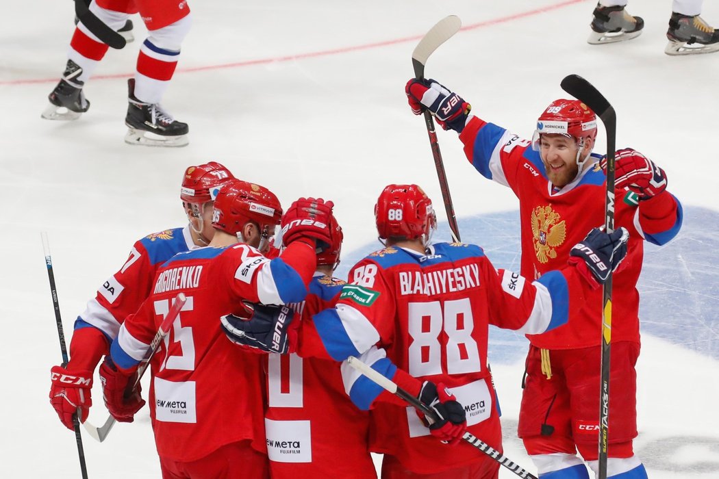 Hokejisté Ruska slaví jeden z gólů do sítě Ruska