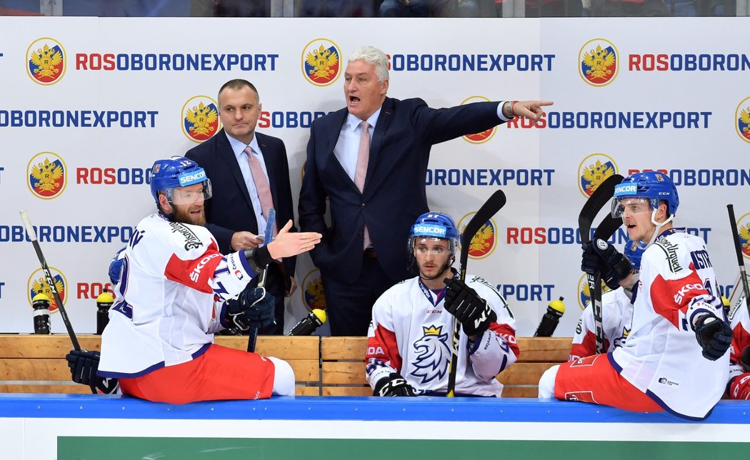 Zklamaní čeští hokejisté po prohraném utkání s Ruskem