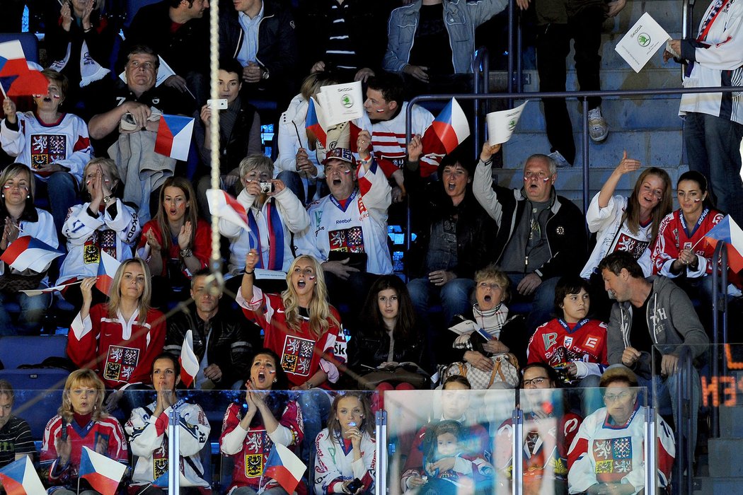 Čeští fanoušci povzbuzují národní tým