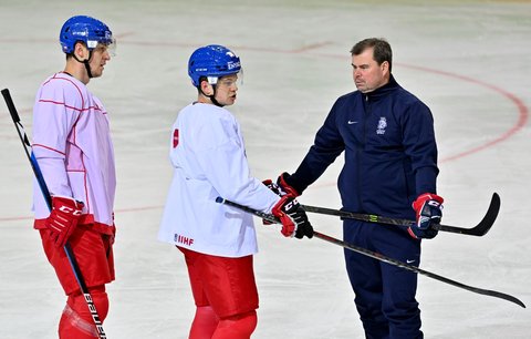 Lukáš Radil, Matěj Blümel a asistent trenéra Jaroslav Špaček na rozbruslení českého hokejového týmu během světového šampionátu