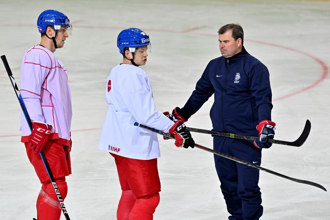 Lukáš Radil, Matěj Blümel a asistent trenéra Jaroslav Špaček  na rozbruslení českého hokejového týmu během světového šampionátu