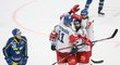 Čeští hokejisté se radují z gólu Jana Kováře proti Švédsku