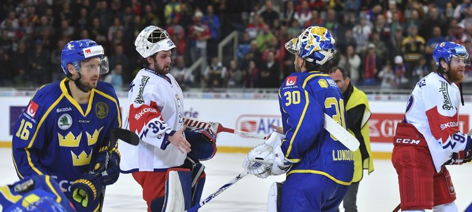 Patrik Bartošák a švédská brankářská ikona Henrik Lundqvist si po utkání potřásli rukama.