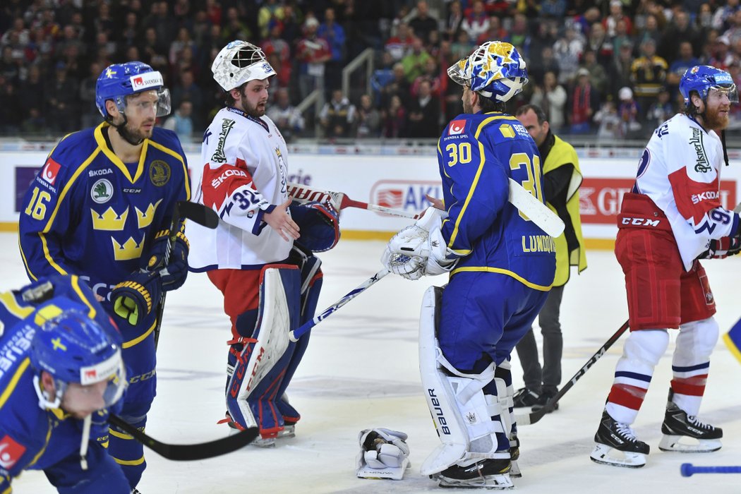 Patrik Bartošák a švédská brankářská ikona Henrik Lundqvist si po utkání potřásli rukama.