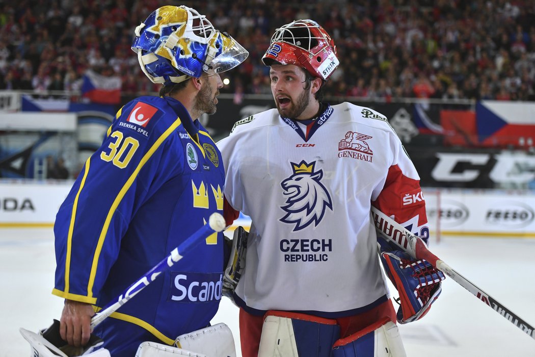 Patrik Bartošák a švédská brankářská ikona Henrik Lundqvist v družném rozhovoru.