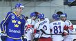 Čeští hokejisté se radují z gólu Dmitrije Jaškina.